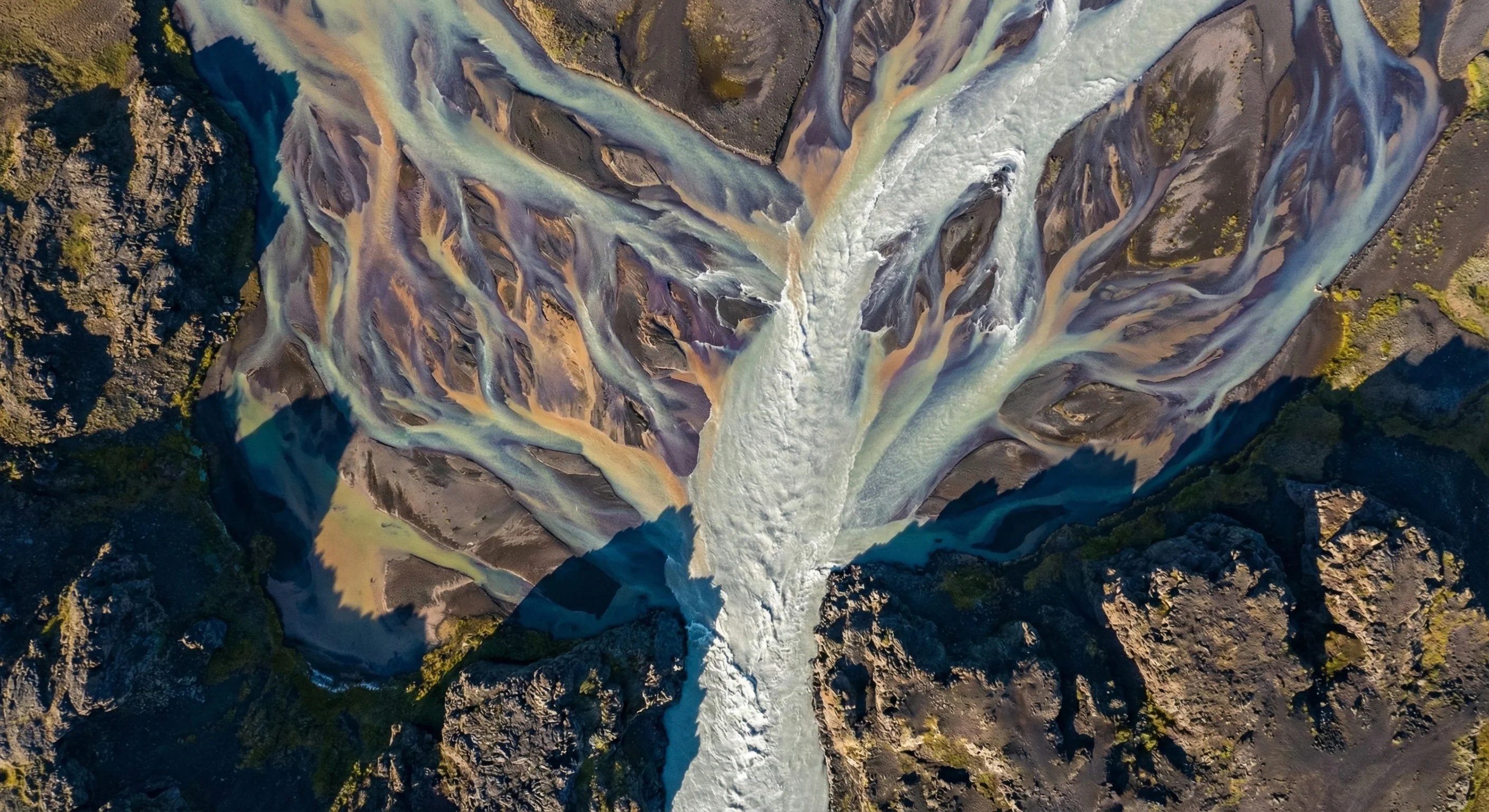 多条支流汇聚成一条银白色洪流，象征 AI 各领域加速趋同