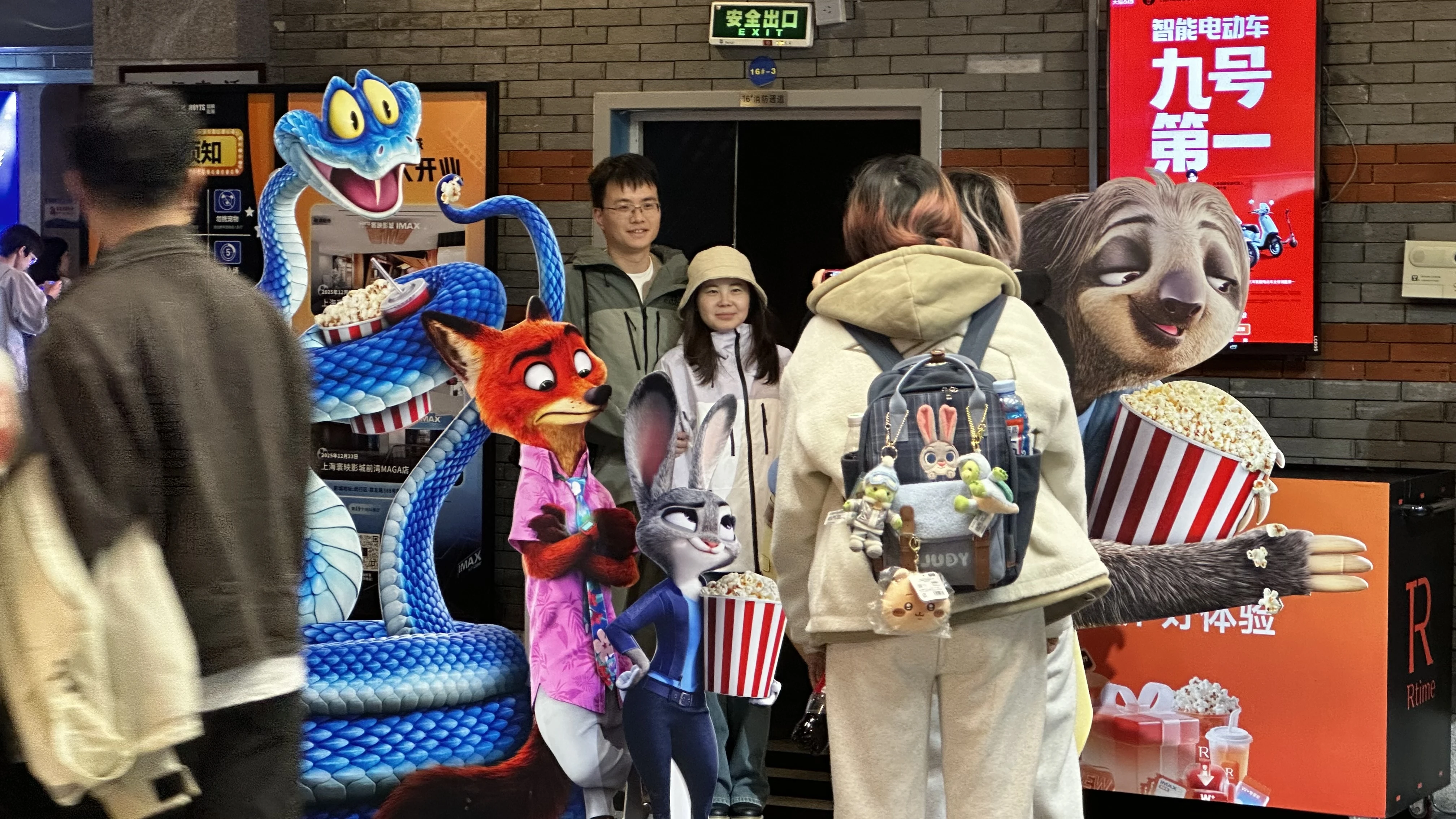 电影院人形立牌